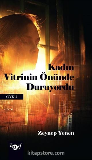 Kadın Vitrinin Önünde Duruyordu